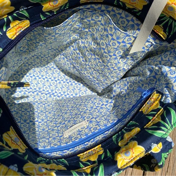 NWT VERA BRADLEY Sm. Original Zip Tote Inside/outside zip pockets. Zip closure - Picture 7 of 8